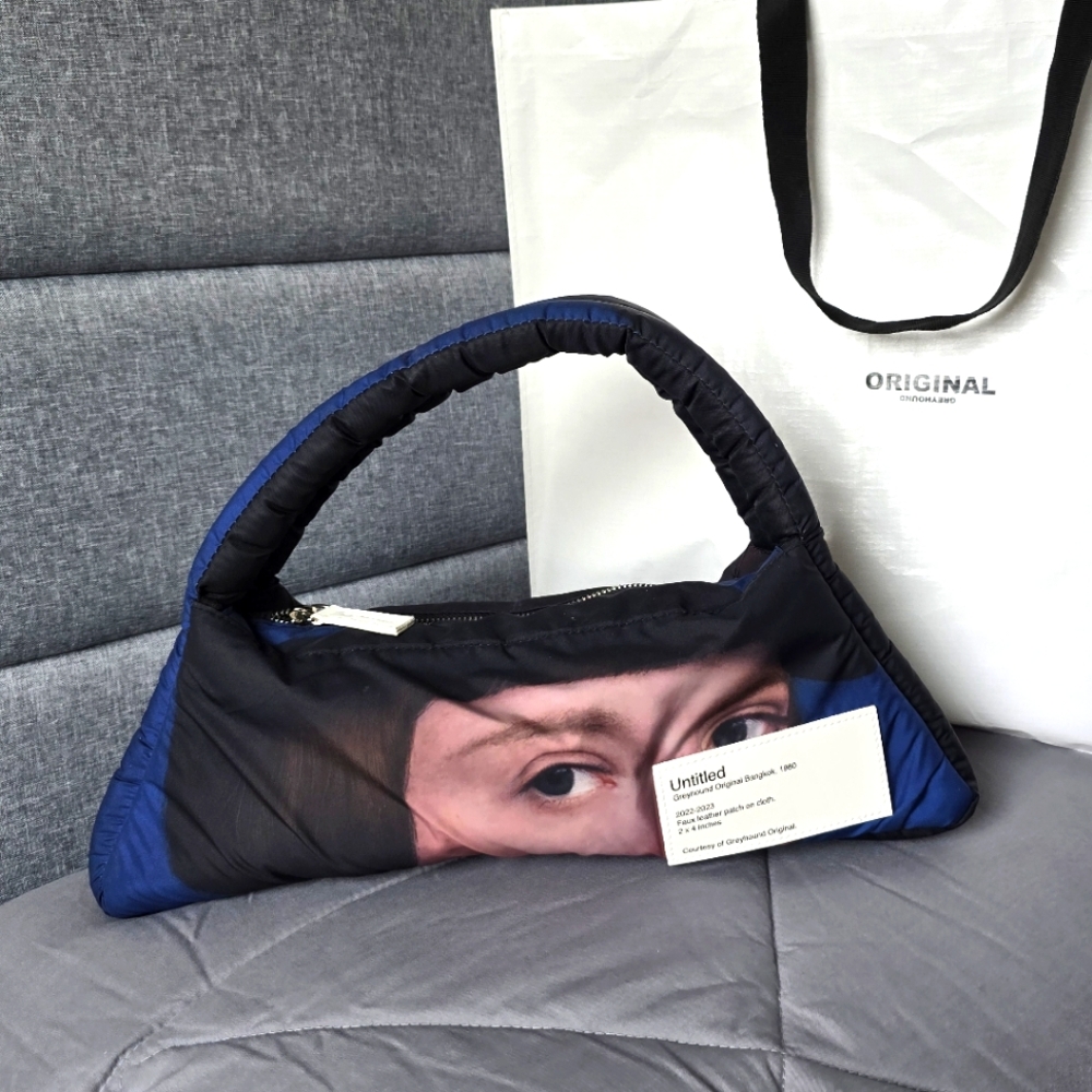 Greyhound TRIANGLE PUFFER SHOULDER BAG